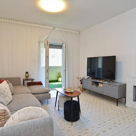 Sandra 2335 Apartment