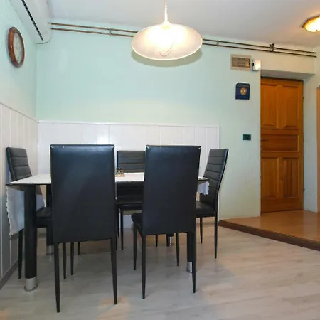 Sandra 1820 Apartment *